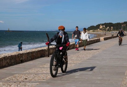 Ciclistes i persones caminant en un passeig marítim en el primer dia permès per sortir a passejar i practicar esport (Foto: ACN).