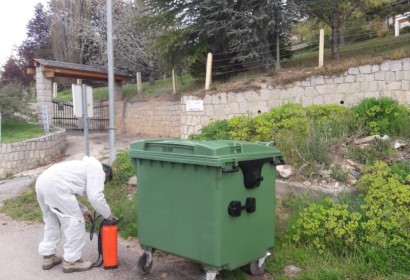 Treballs de desinfecció en diferents espais de la comarca (Foto: C.C.).