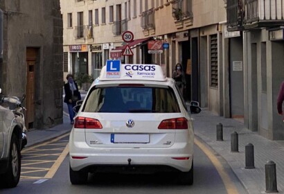 Vehicle de l'Autoescola Casas Formació de Puigcerdà circulant avui pels carrers de la capital cerdana (Foto: IST).|Obertura de les autoescoles de la Cerdanya|Vehicle d'autoescola circulant avui per Puigcerdà (Foto: IST).