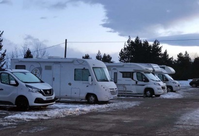 Autocaravana exposada en un concessionari (Foto: ACN).|Autocaravanes a l'aparcament de Masella l'hivern passat (Foto: IST).