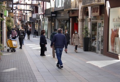 Carrer Major de Puigcerdà on es veuen botigues obertes i gent passejant amb mascareta (Foto: ACN).
