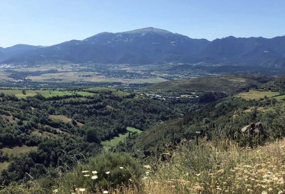 Vista de la Cerdanya i muntanya de la Tosa al fons des de la vall del riu Duran (Foto: IST).