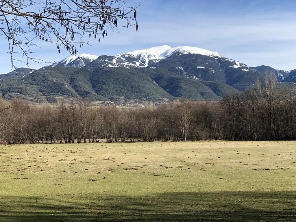 Els destins de muntanya poc coneguts es projecten com un dels espais que buscarà el nou turisme "post-coronavirus"|Muntanya de la Tosa des de la plana cerdana.