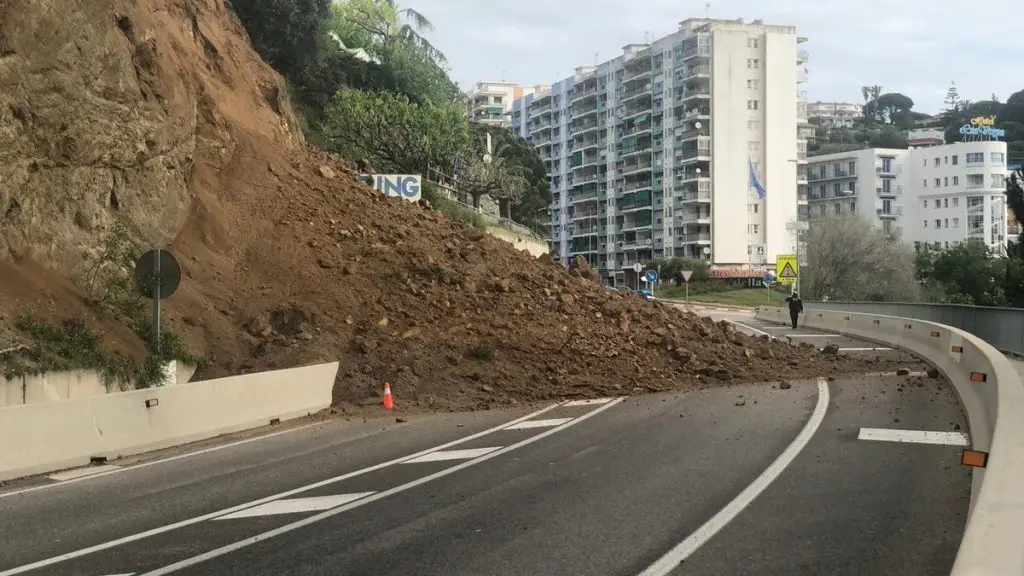 Consolidaran els talussos de Calella. Imatge del passat 23 d'abril. (Foto: Policia Local de Calella).