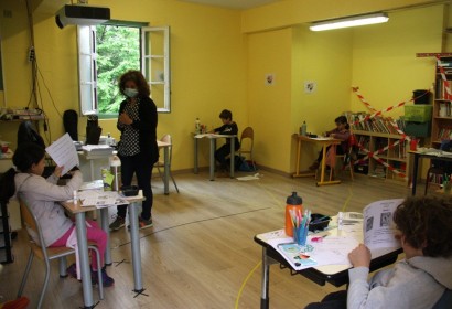 Una professora amb mascareta ajudant a fer una manualitat a una alumna de l'escola Jordi Pere Cerdà de Sallagosa (Foto: ACN).|Una professora amb mascareta i un grup d'alumnes distanciats entre ells en una de les aules de l'escola Jordi Pere Cerdà de Sallagosa (Foto: ACN).