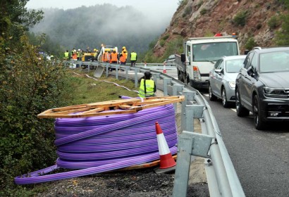 Treballs d'instal·lació de la fibra òptica a l'eix del Llobregat