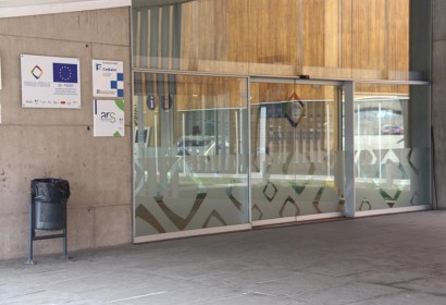 Porta d'accés a l'interior de les instal·lacions de l'Hospital de Cerdanya.