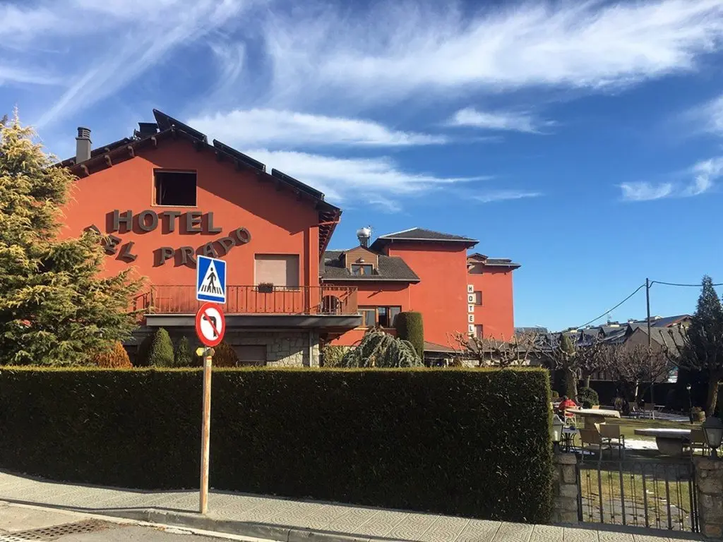 Façana exterior de l'Hotel del Prado de Puigcerdà. (Foto: IST).