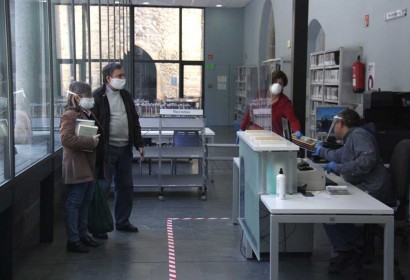 Un treballador de la Biblioteca Comtat de Cerdanya de Puigcerdà a la seva taula