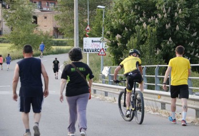 Veïns de Navarcles passejant i fent esport al camí de Sant Benet