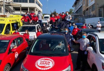 Vehicles i voluntaris d'Open Arms en acció. Fotografia d'arxiu. Facebook Open Arms.