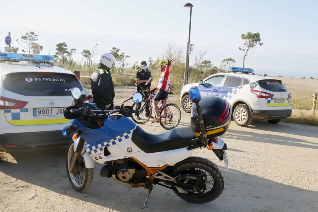 La Policia Local d'Arenys de Mar informa un ciclista de la finalització del terme municipal