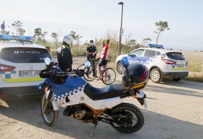 La Policia Local d'Arenys de Mar informa un ciclista de la finalització del terme municipal