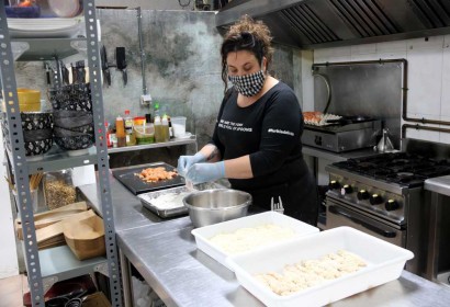 La propietària del restaurant La Forkilla de Puig-reig preparant les comandes del dia (Foto: ACN).|La propietària del restaurant La Forkilla