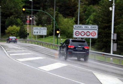 Fotografia aèria del túnel del Cadí i la muntanya de la Tosa (Foto: IST).|Accés al peatge del Túnel del Cadí|Vehicles accedint al Túnel del Cadí (Foto: ACN).