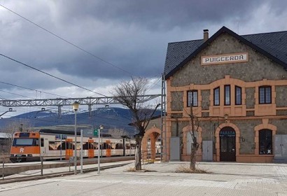 Tren de Rodalies circulant davant l'estació de Puigcerdà avui 25 de maig (Foto: ACN).