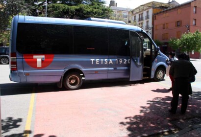 Imatge d'arxiu. Diversos viatgers a punt de pujar a l'autocar que cobreix el servei alternatiu de tren de l'R3 entre Puigcerdà i la Collada de Toses (Foto: ACN).