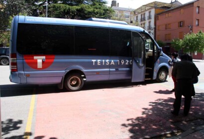 Imatge d'arxiu. Diversos viatgers a punt de pujar a l'autocar que cobreix el servei alternatiu de tren de l'R3 entre Puigcerdà i la Collada de Toses  (Foto: ACN).