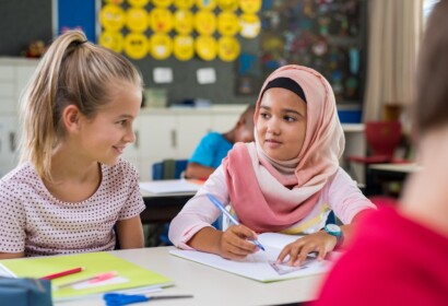 Nens d'origen o ètnies diferents compartint aula