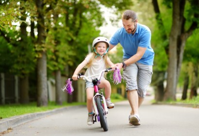 Com ensenyar a anar en bici al teu fill?