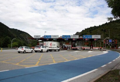 Vehicles fent cua al peatge del Túnel del Cadí