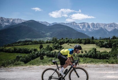 Pedalejant amb la serra del Cadí de fons (Foto: Orbea Challenge).