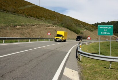 Pla obert on es veuen cotxes circulant per la carretera N-260 a Cerdanya