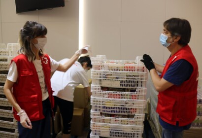 Voluntaris treballen a seu central de la Creu Roja a Barcelona