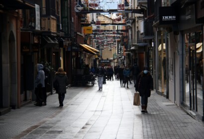 Pla obert on es veu gent passejant aquest divendres al carrer Major de Puigcerdà