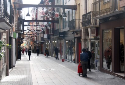 Pla obert on es veuen algunes persones passejant pel carrer Major de Puigcerdà