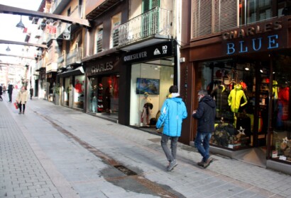 Pla obert on es veuen diverses persones passejant pel carrer Major de Puigcerdà