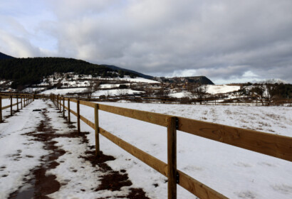 tancat de fusta instal·lat a la finca de Bellver de Cerdanya on s'ubicarà el centre de rehabilitació de cavalls Equí Salut.