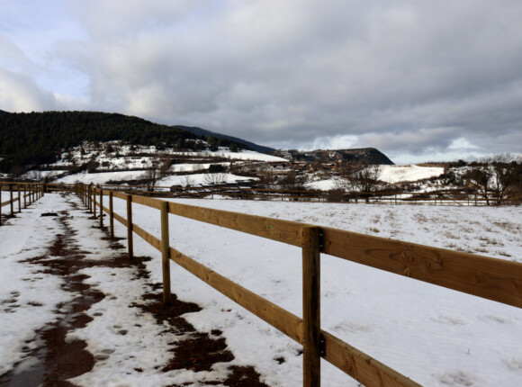 tancat de fusta instal·lat a la finca de Bellver de Cerdanya on s'ubicarà el centre de rehabilitació de cavalls Equí Salut.