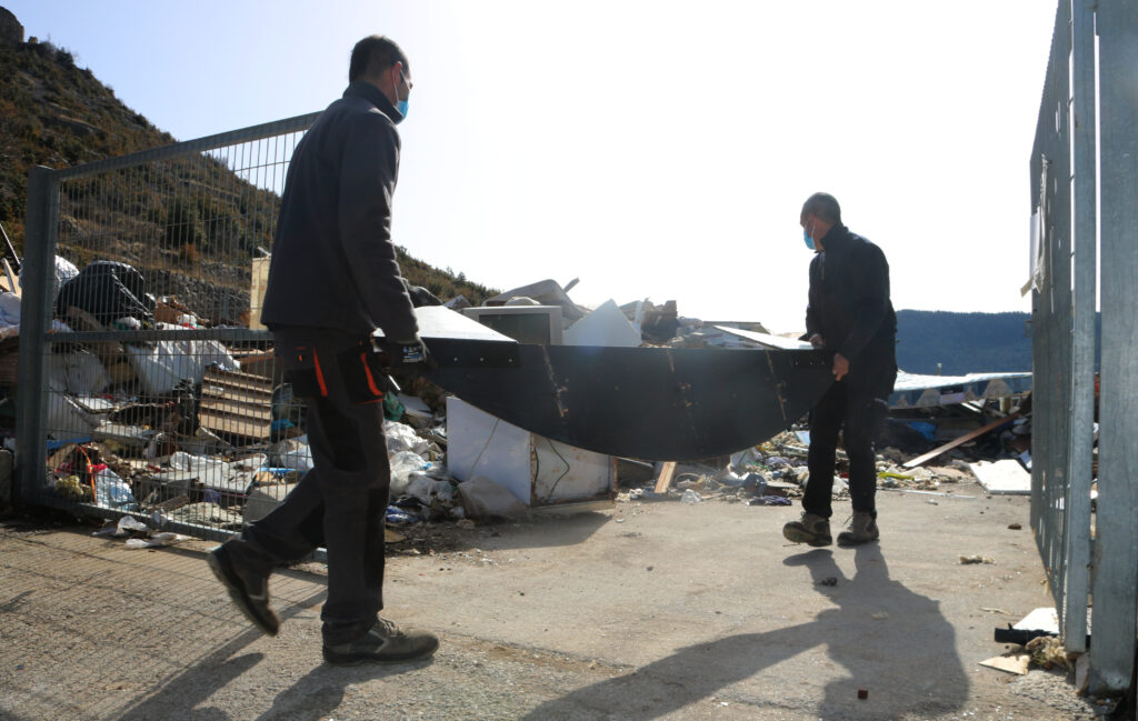 Brigada municipal recollint deixalles Gósol