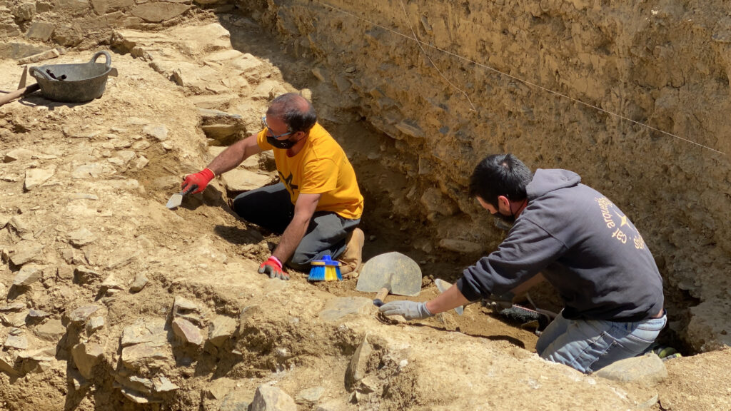 Pla de detall de dos arqueòlegs excavant al fòrum romà 'Iulia Libica' situat a Llívia (Cerdanya)