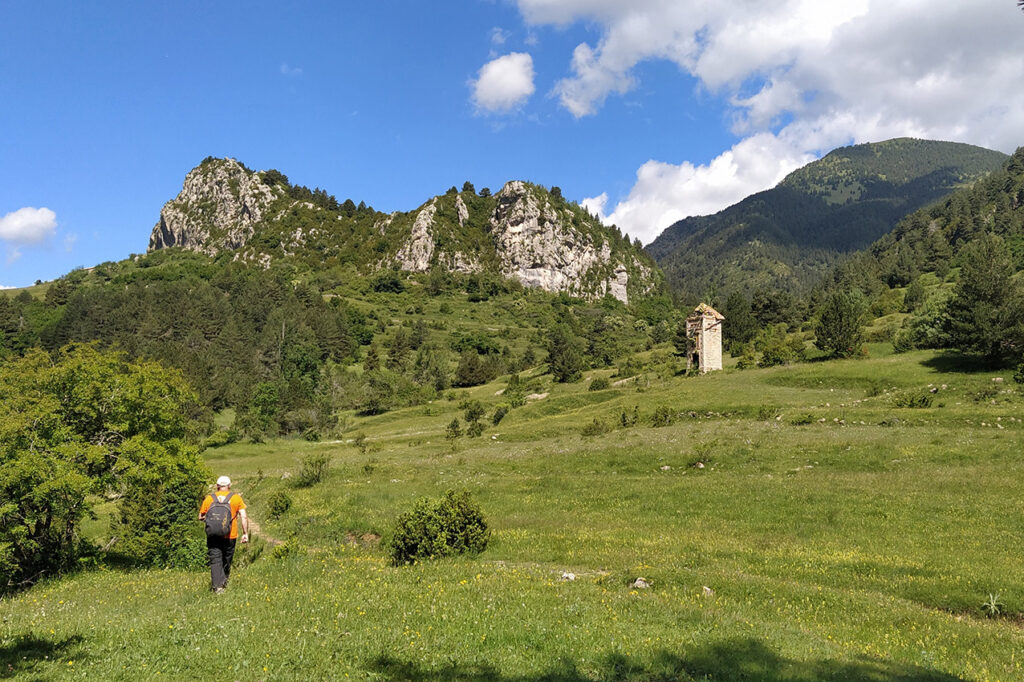 Camí del “Roc de Peguera”. A mà dreta es pot veure un antic transformador de la llum