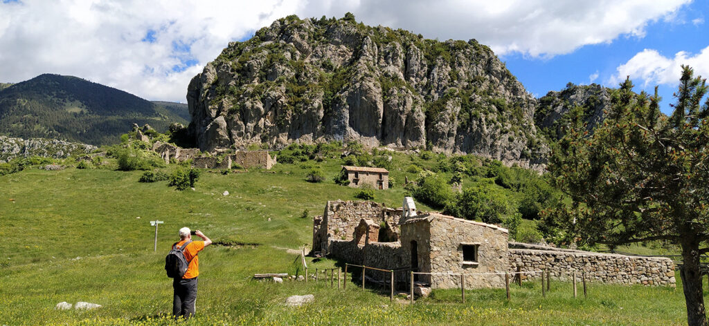 El cementiri i el poble de Peguera, amb el gran “Roc de Peguera” al darrere