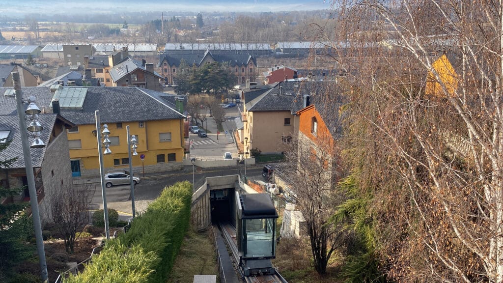 L'ascensor inclinat de Puigcerdà al mig del seu recorregut entre la plaça de l'estació i el carrer Raval de les Monges