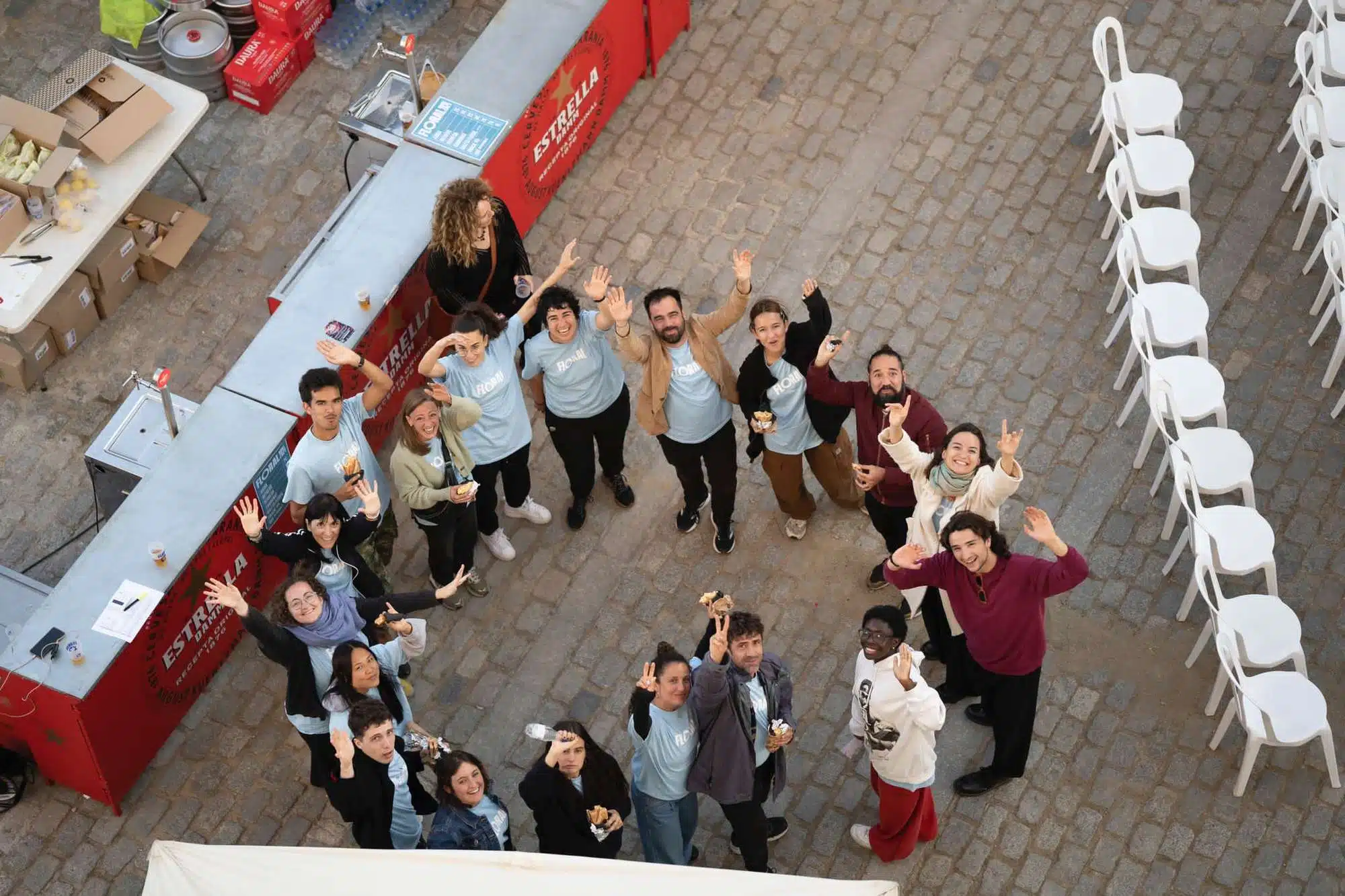 Grup de persones gaudint d'un concert a l'aire lliure durant el Festival Floral Grup gaudint d'un concert al Festival Floral