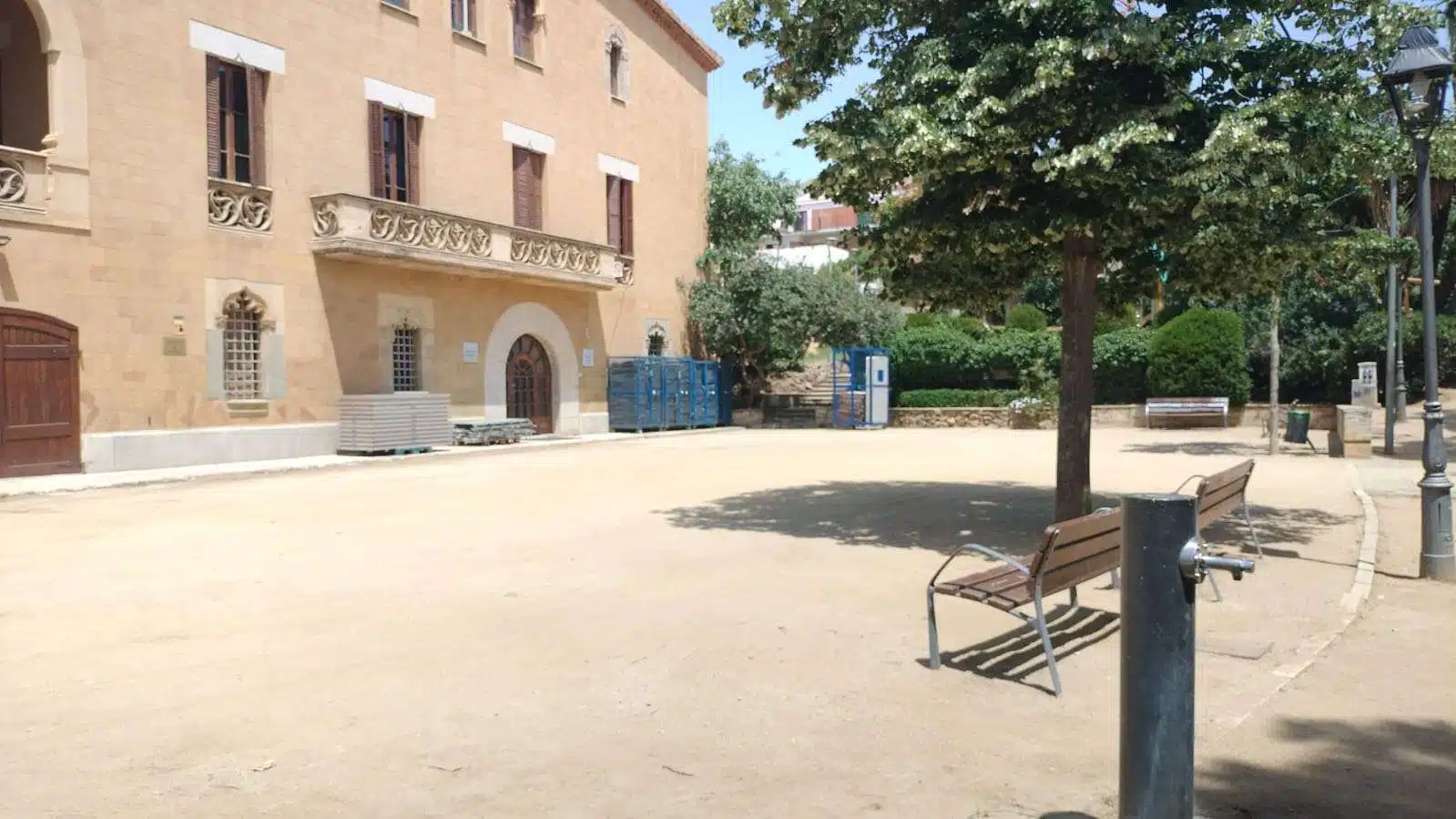 Plaça de la República de Vilassar de Dalt amb edificis històrics Plaça de la República de Vilassar de Dalt