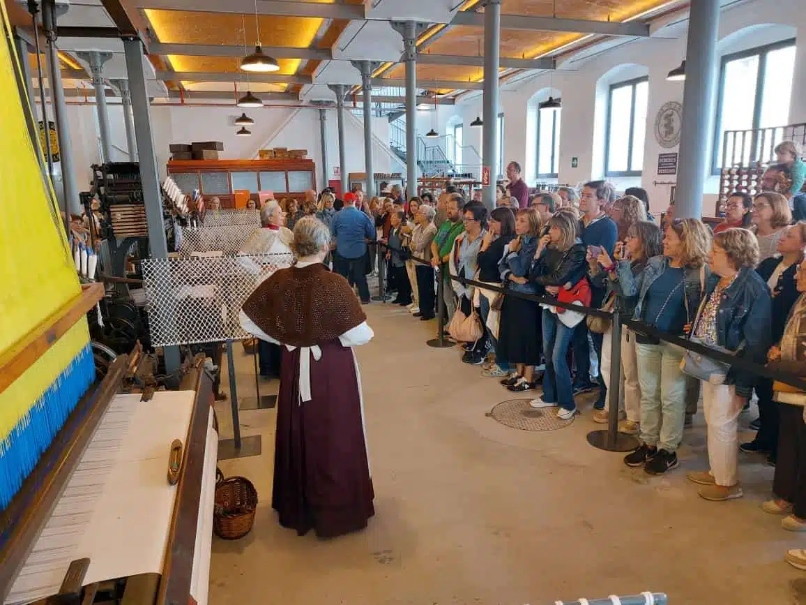 Demostració de teixit amb telers tradicionals durant una visita a Can Manyer Demostració de teixit tradicional