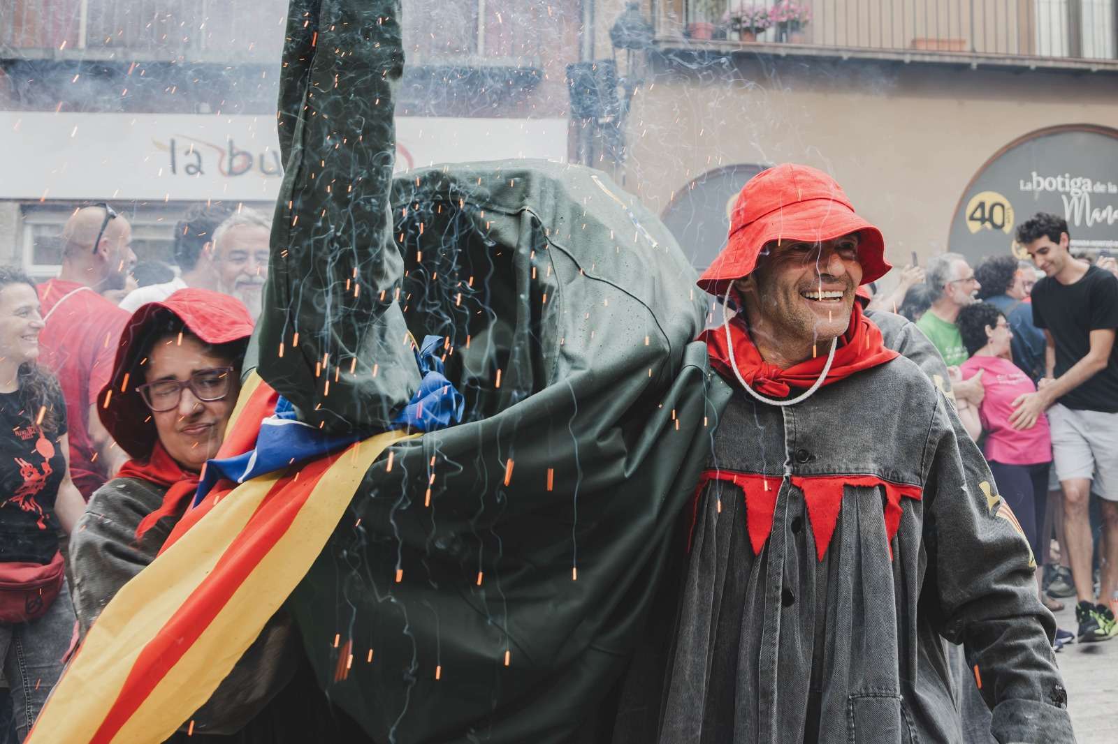 Moment festiu amb petards durant la Patum de La Llar a Berga Celebració amb petards durant la Patum de La Llar