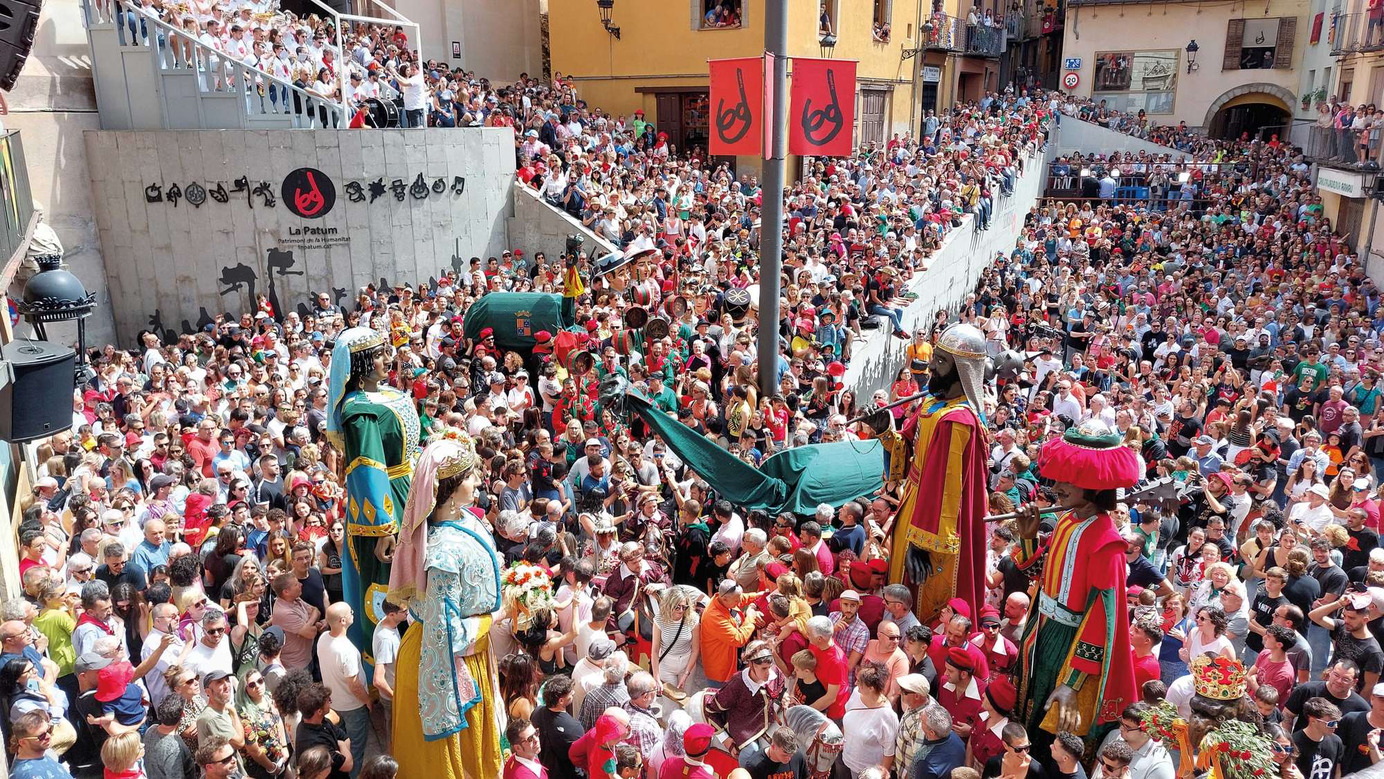 Comparses i gegants a la plaça de Sant Pere durant La Patum de Lluïment Gegants durant La Patum