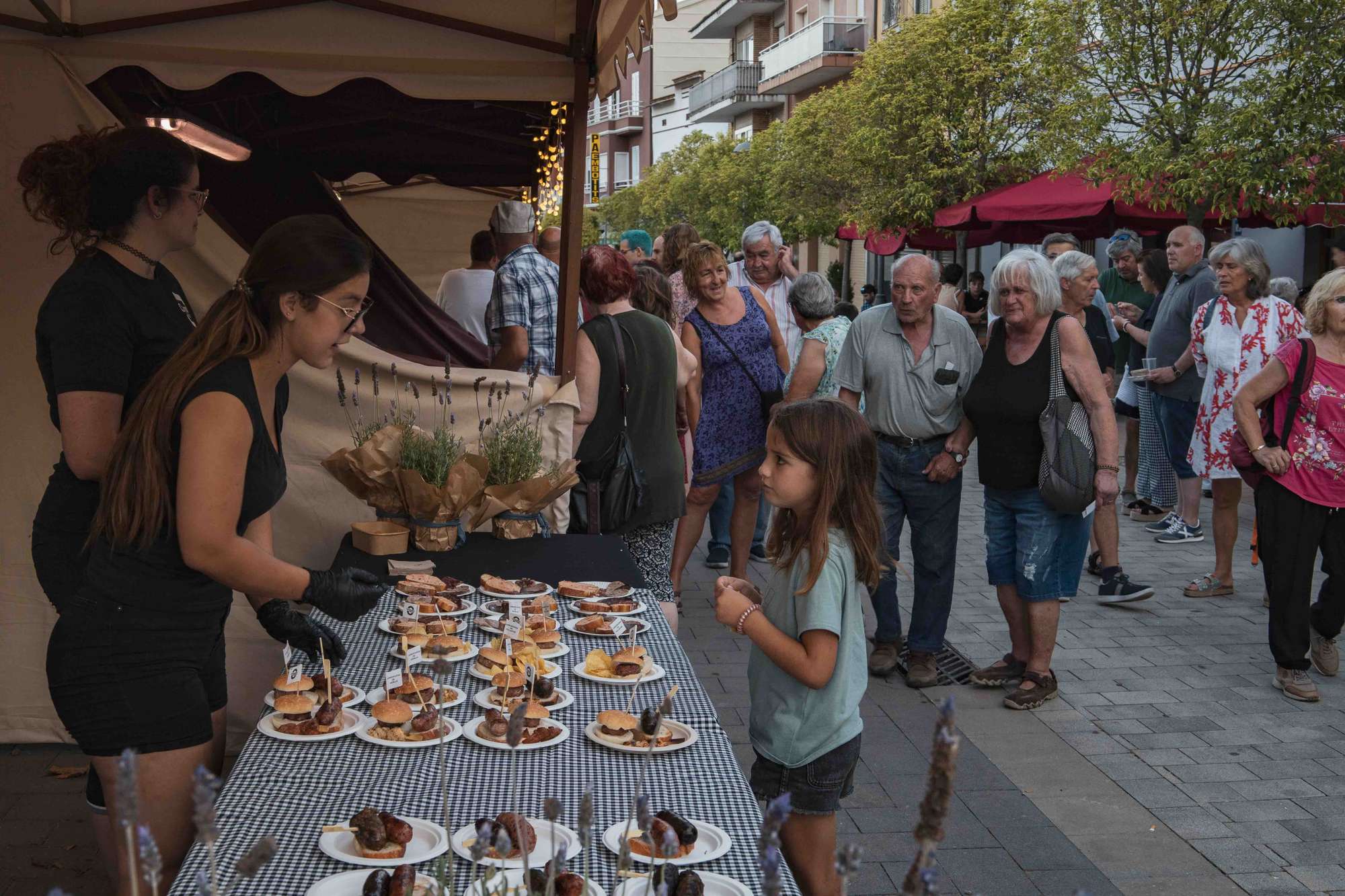 Ambient de mercat local amb productes artesans