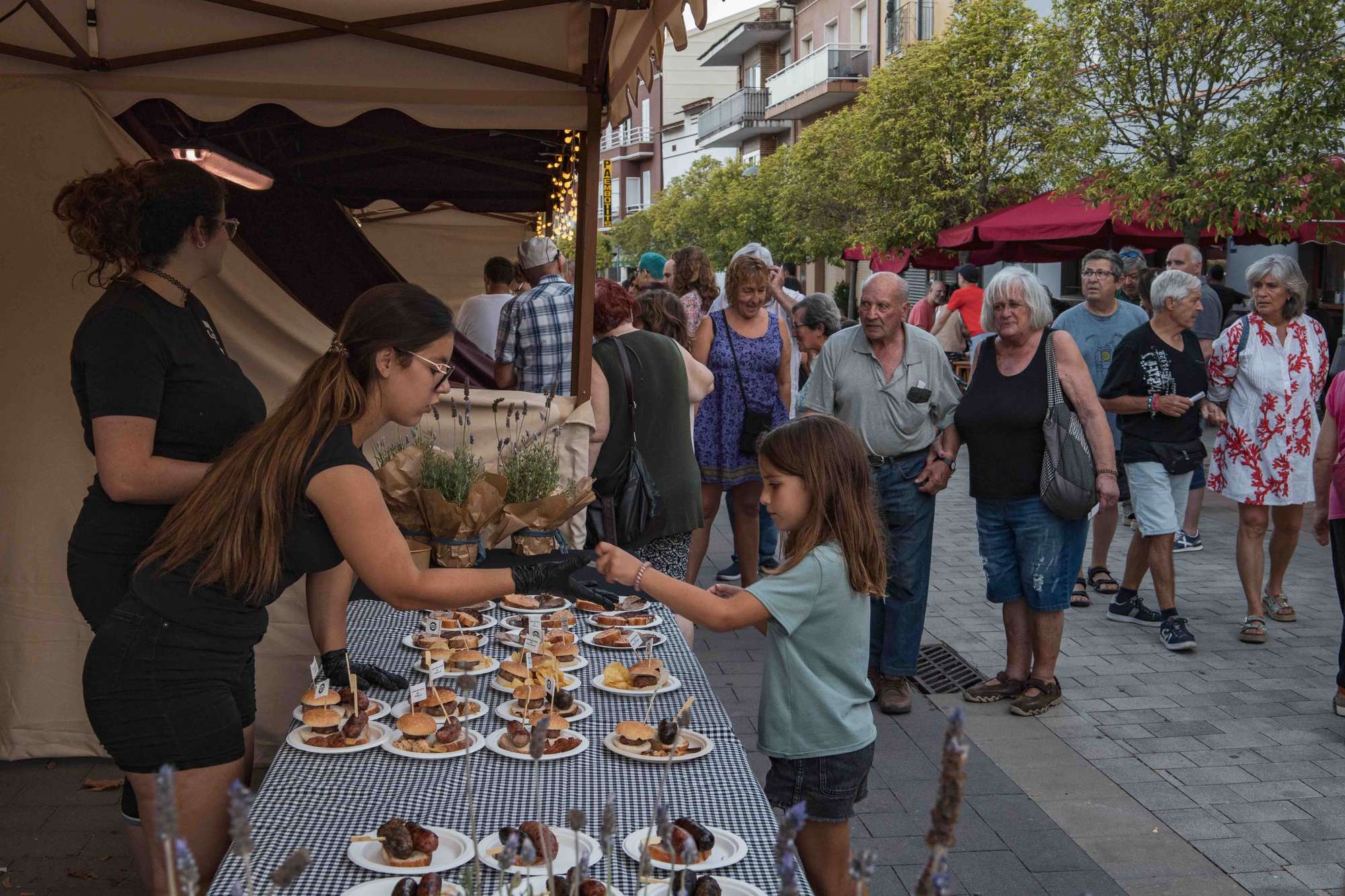 Degustació de productes gastronòmics a la festa