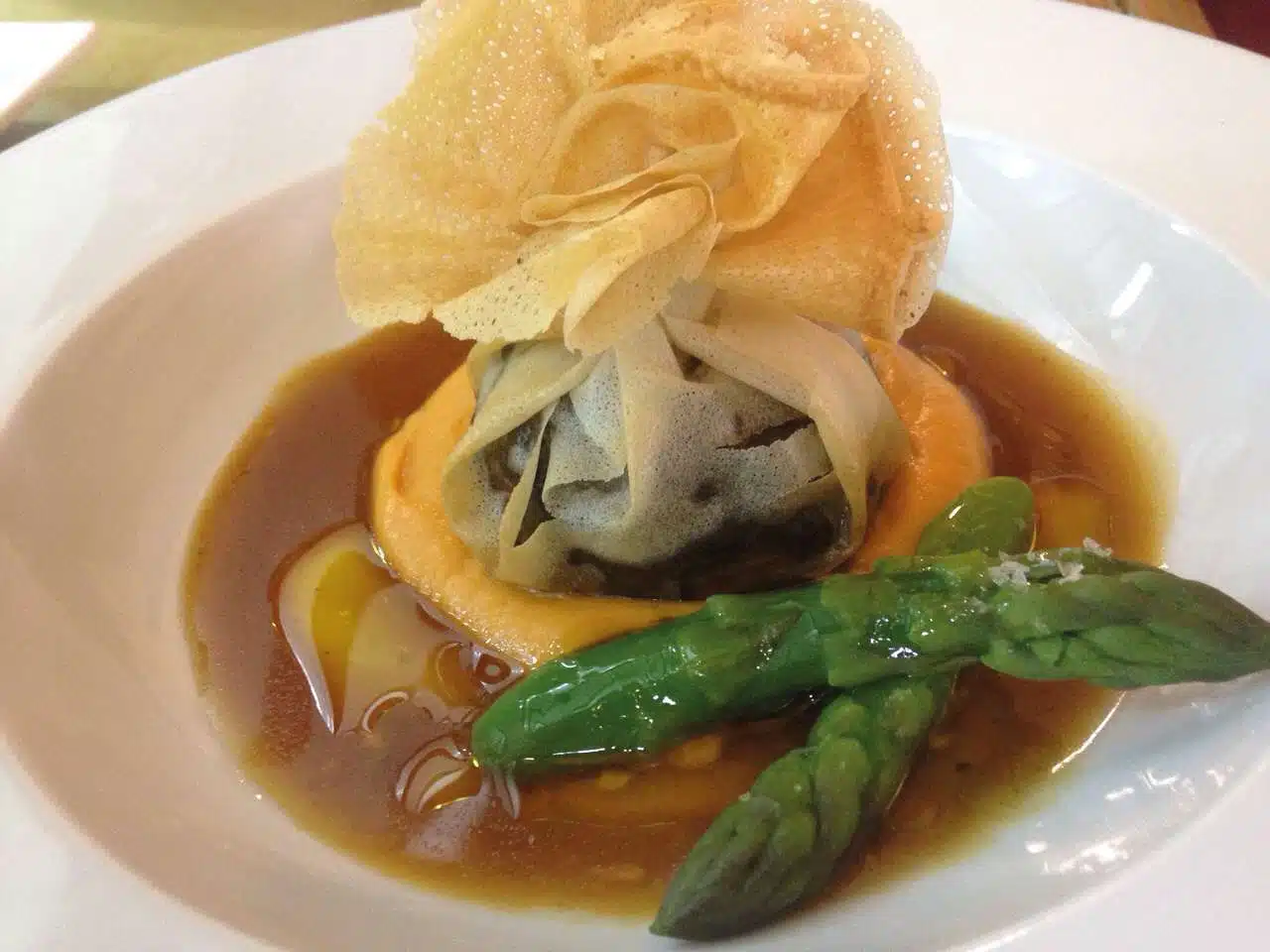 Farcellet de xai amb cremós de moniato i salsa de ceps