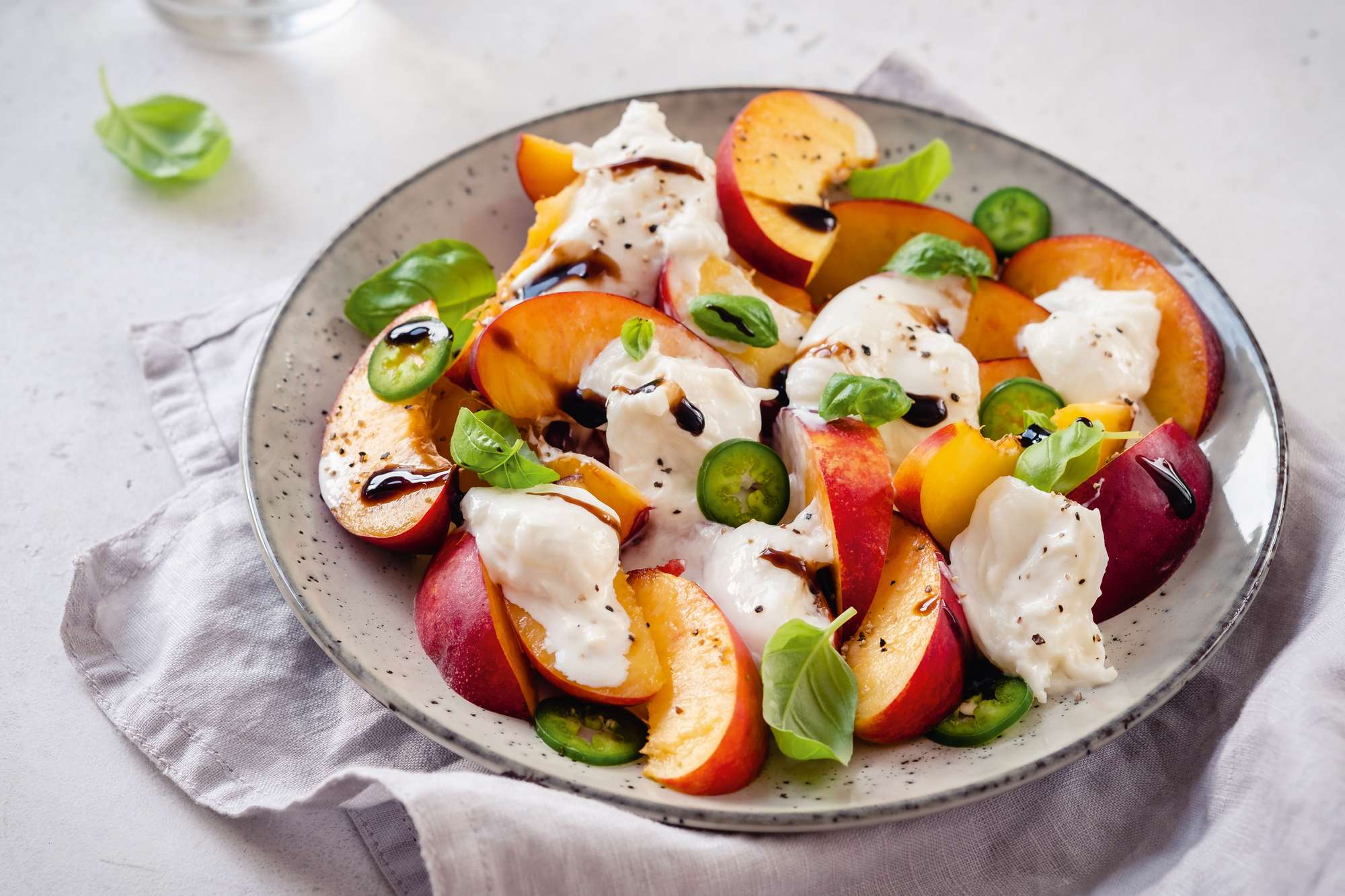 Amanida de préssec, burrata i alfàbrega: recepta fresca per a l'estiu a la Cerdanya
