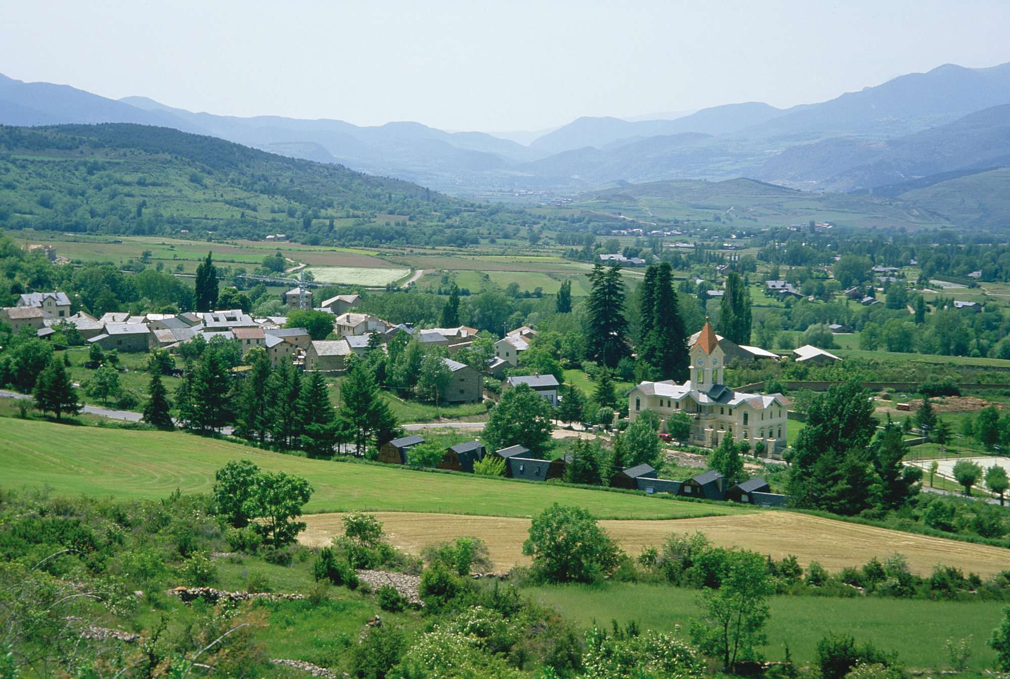 Vista general de Das, amb l’església i el paisatge de la Cerdanya