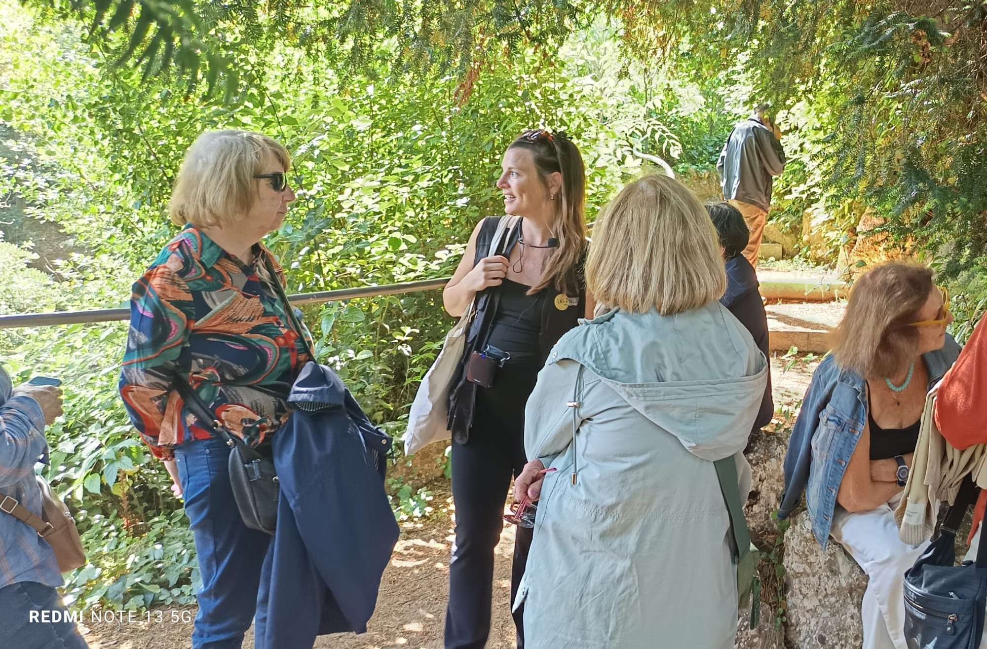 Grup de persones en una visita guiada pel casc antic de Calella