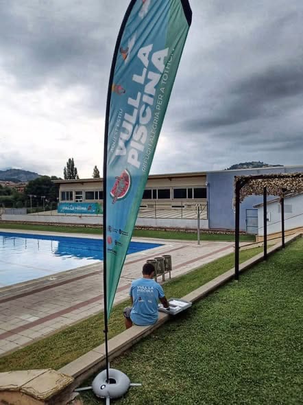 Banderola de la campanya "Vull la piscina" a la piscina municipal
